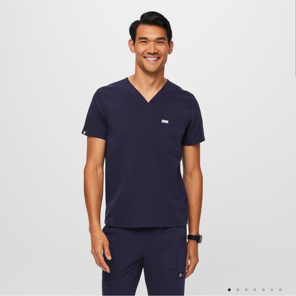 NEW Figs Chisec Three-Pocket Scrub Top Navy XS - Picture 5 of 5